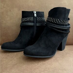 Women’s Bongo Black Suede Booties Ankle Boots. Size 9M. NIB